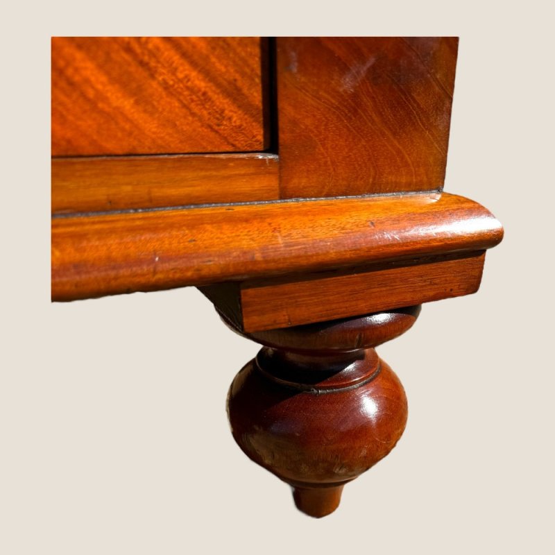 Antique Scottish Victorian Flame Mahogany Chest Of 4 Drawers With Wooden Handles