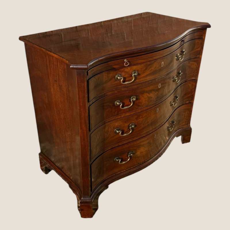 Antique Georgian 1760 Mahogany Serpentine Chest Of Drawers with Brushing Slide