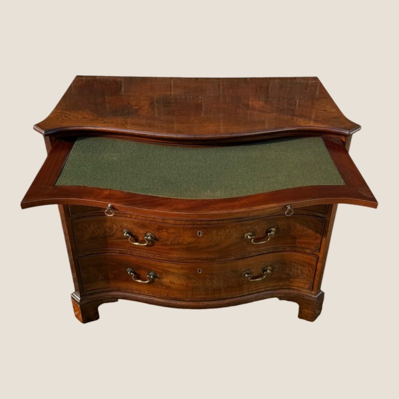 Antique Georgian 1760 Mahogany Serpentine Chest Of Drawers with Brushing Slide