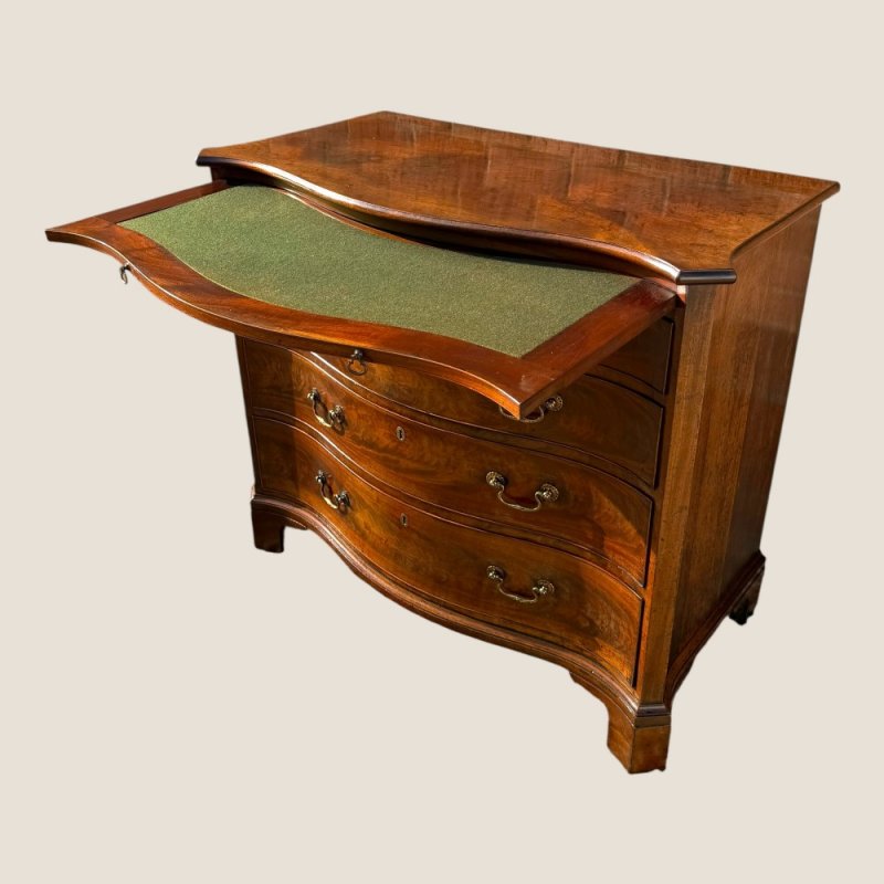 Antique Georgian 1760 Mahogany Serpentine Chest Of Drawers with Brushing Slide