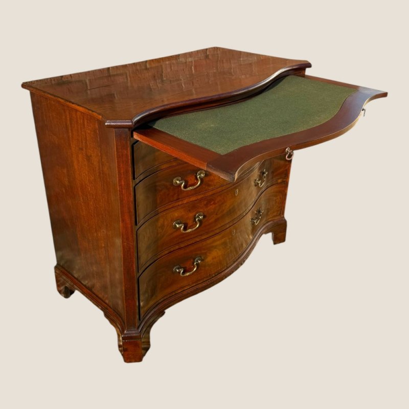 Antique Georgian 1760 Mahogany Serpentine Chest Of Drawers with Brushing Slide