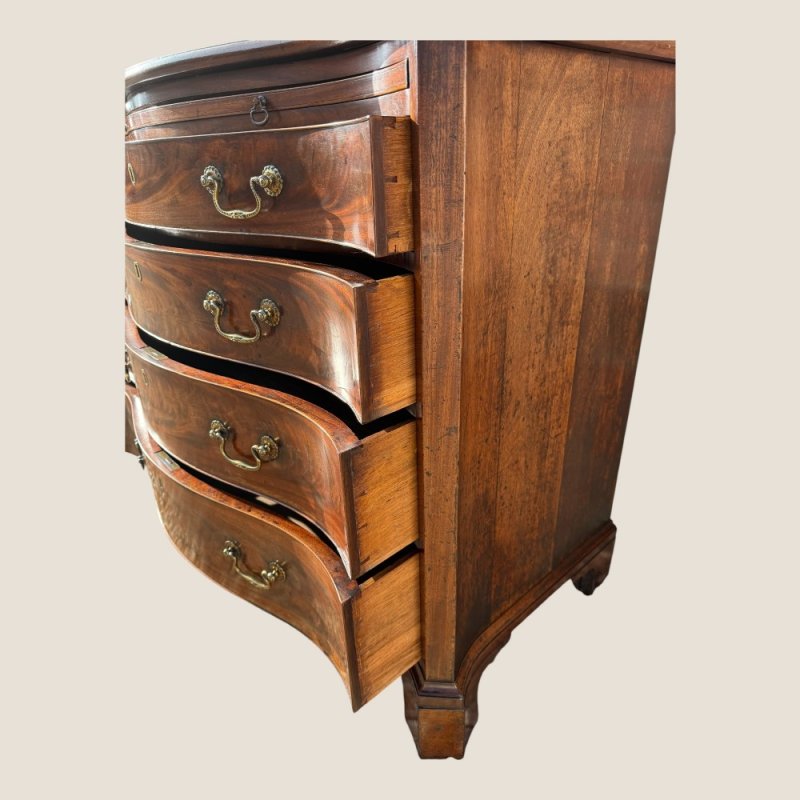 Antique Georgian 1760 Mahogany Serpentine Chest Of Drawers with Brushing Slide