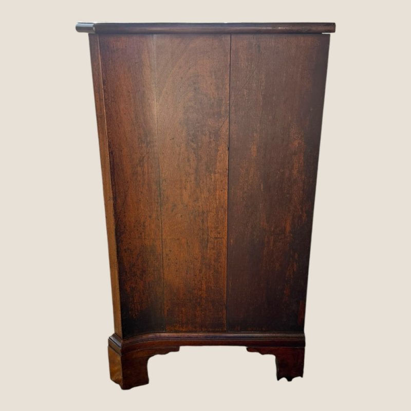 Antique Georgian 1760 Mahogany Serpentine Chest Of Drawers with Brushing Slide