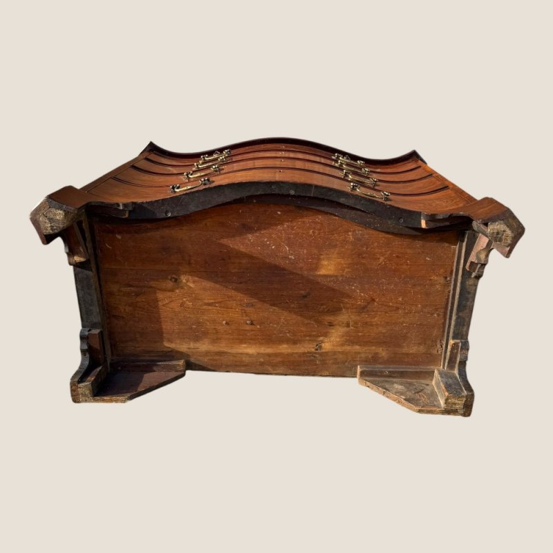 Antique Georgian 1760 Mahogany Serpentine Chest Of Drawers with Brushing Slide