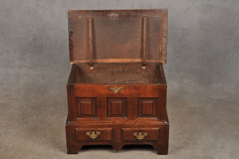Small 18th Century Welsh Oak Coffer Bach