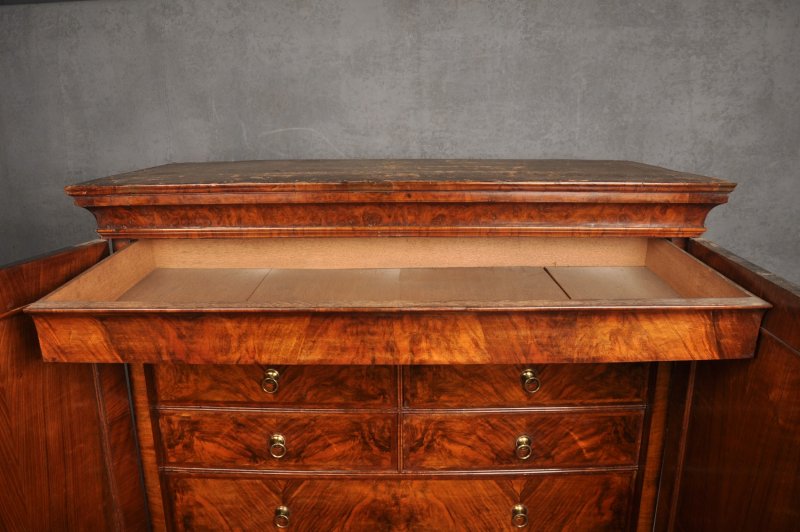 Fine Early 18th Century Walnut Secretaire Cabinet