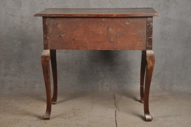 Early 18th Century Walnut Lowboy / Side Table