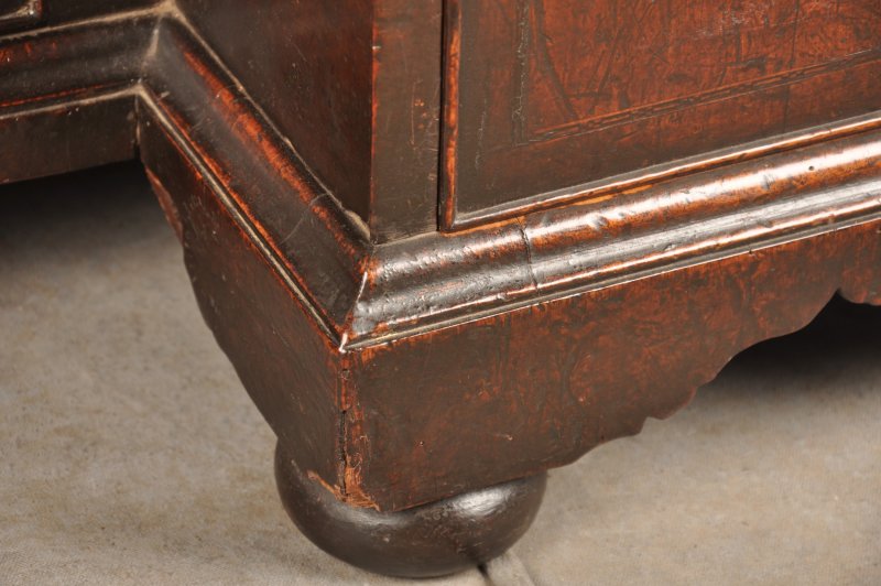 Important Early 18th Century Walnut Kneehole Desk
