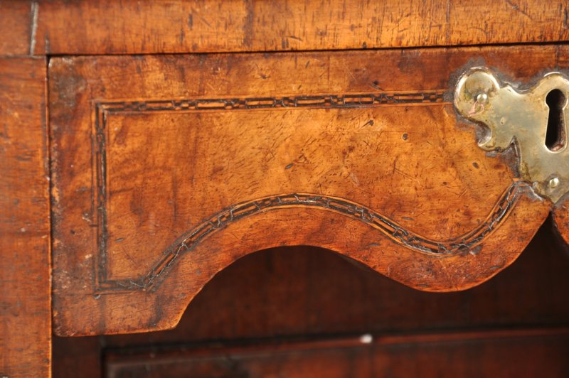 Important Early 18th Century Walnut Kneehole Desk