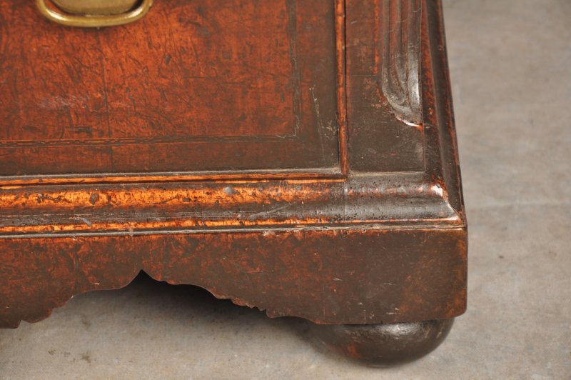 Important Early 18th Century Walnut Kneehole Desk