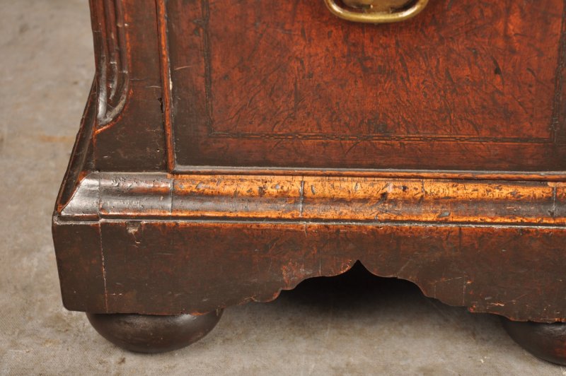Important Early 18th Century Walnut Kneehole Desk