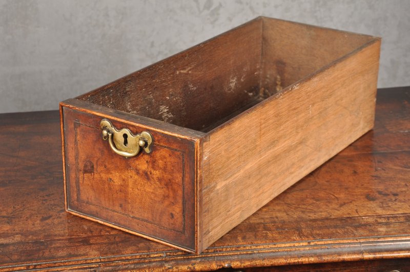 Important Early 18th Century Walnut Kneehole Desk
