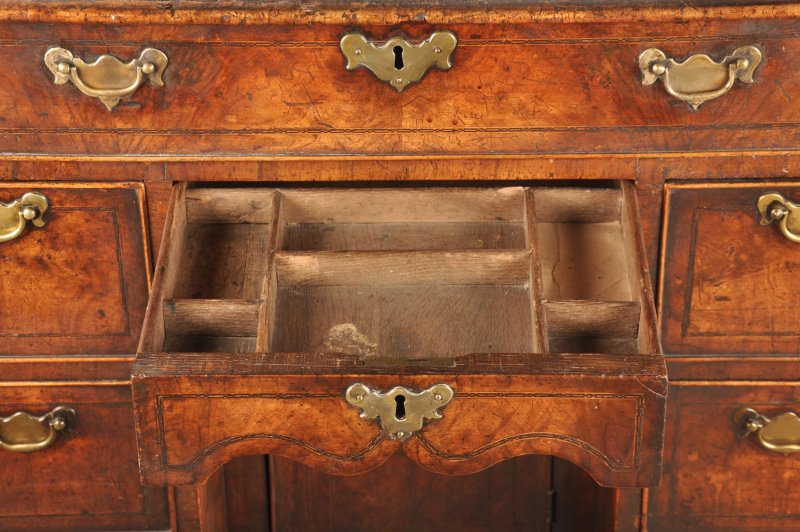 Important Early 18th Century Walnut Kneehole Desk