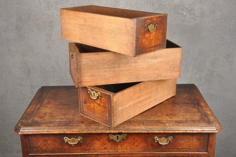 Important Early 18th Century Walnut Kneehole Desk