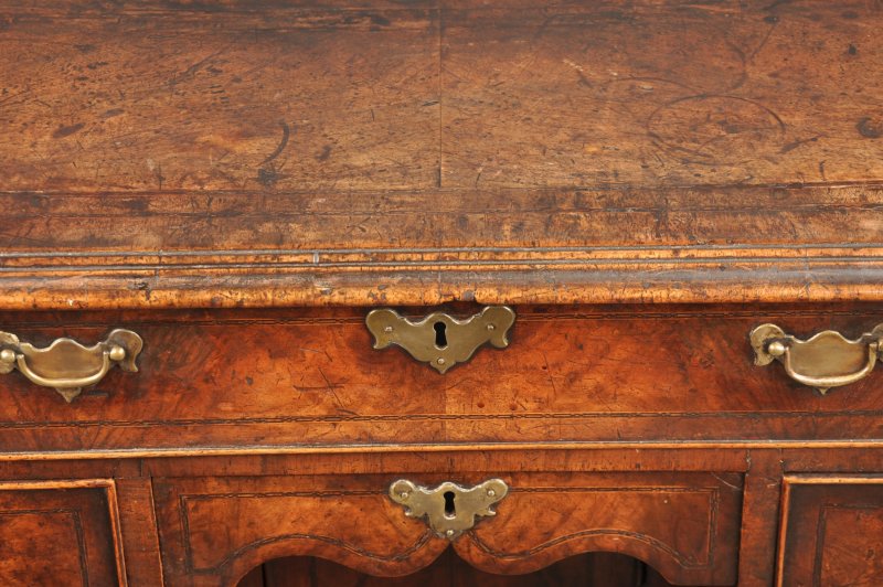 Important Early 18th Century Walnut Kneehole Desk