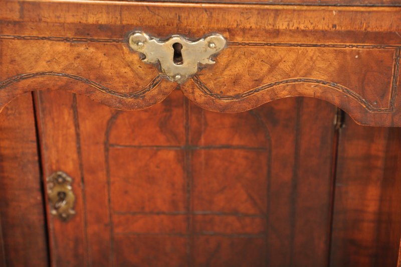 Important Early 18th Century Walnut Kneehole Desk