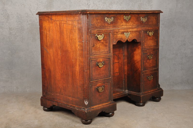 Important Early 18th Century Walnut Kneehole Desk