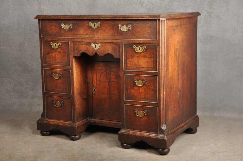 Important Early 18th Century Walnut Kneehole Desk