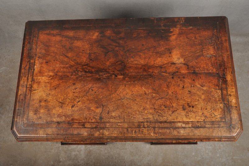 Important Early 18th Century Walnut Kneehole Desk