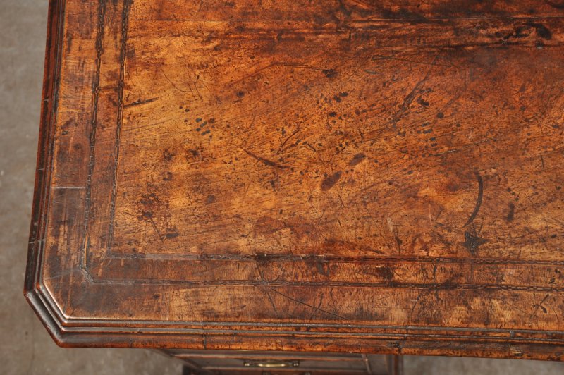 Important Early 18th Century Walnut Kneehole Desk