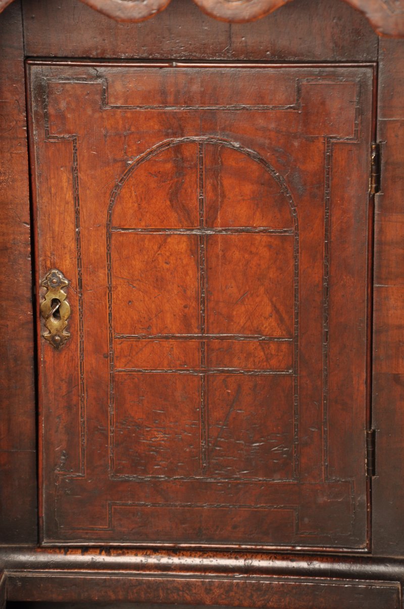 Important Early 18th Century Walnut Kneehole Desk