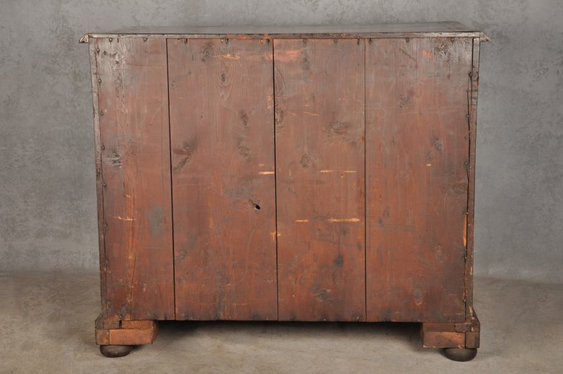 Important Early 18th Century Walnut Kneehole Desk