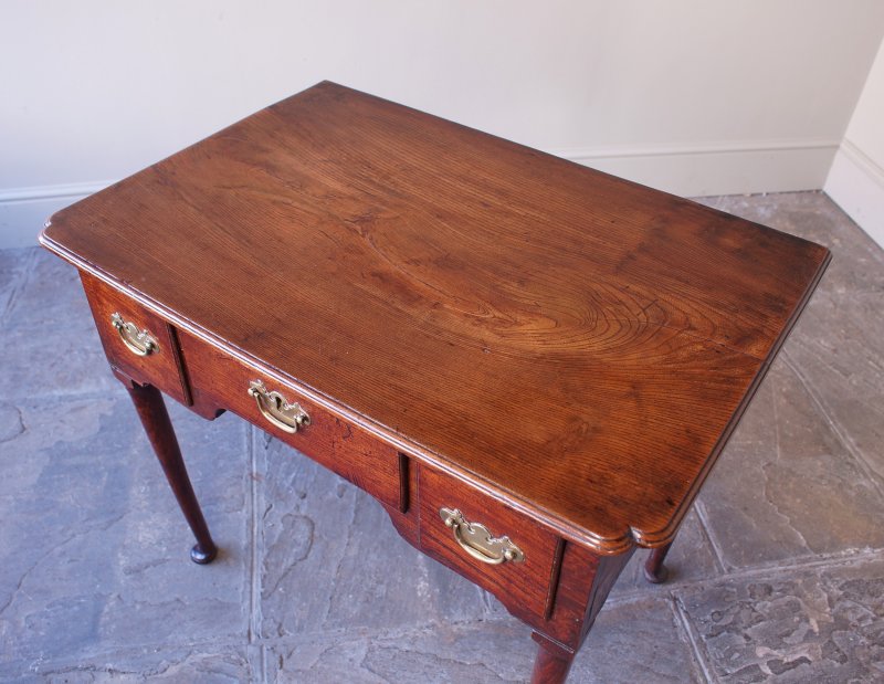 18th Century Elm Lowboy / Side Table - Image 3