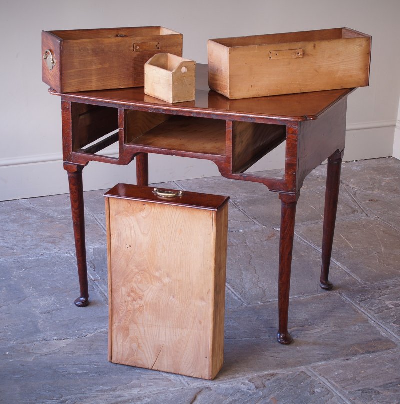 18th Century Elm Lowboy / Side Table - Image 9