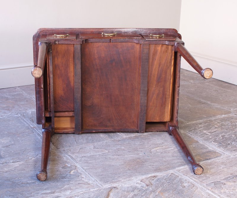 18th Century Elm Lowboy / Side Table - Image 12