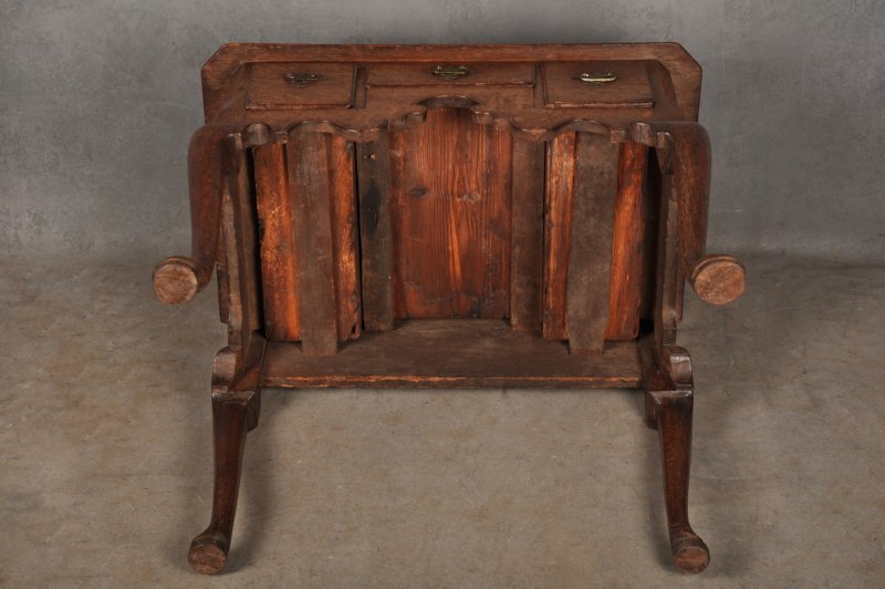 Early 18th Century Oak Lowboy - Image 11