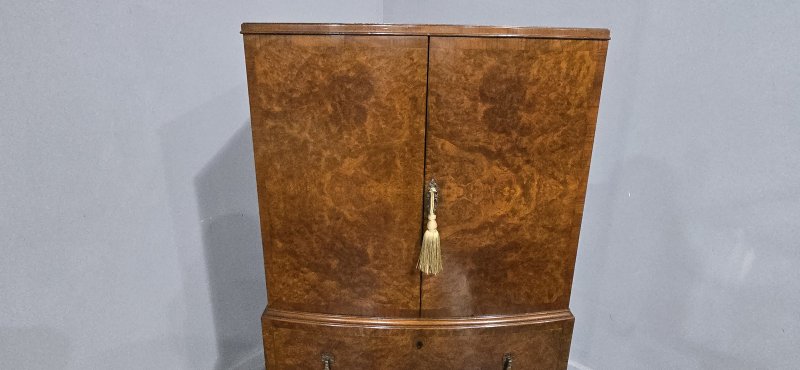 Super Quality Burr Walnut Linen Press of Small Proportions - Image 12