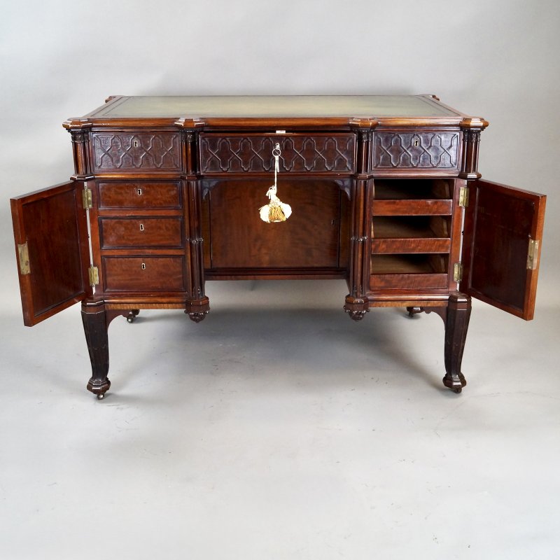 A superb Chippendale design mahogany Gothic revival desk - Image 4