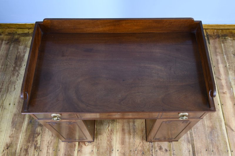 Mahogany Cabinet in the Manner of Gillow of London & Lancaster - Image 2