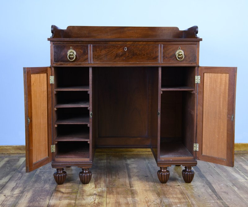 Mahogany Cabinet in the Manner of Gillow of London & Lancaster - Image 6