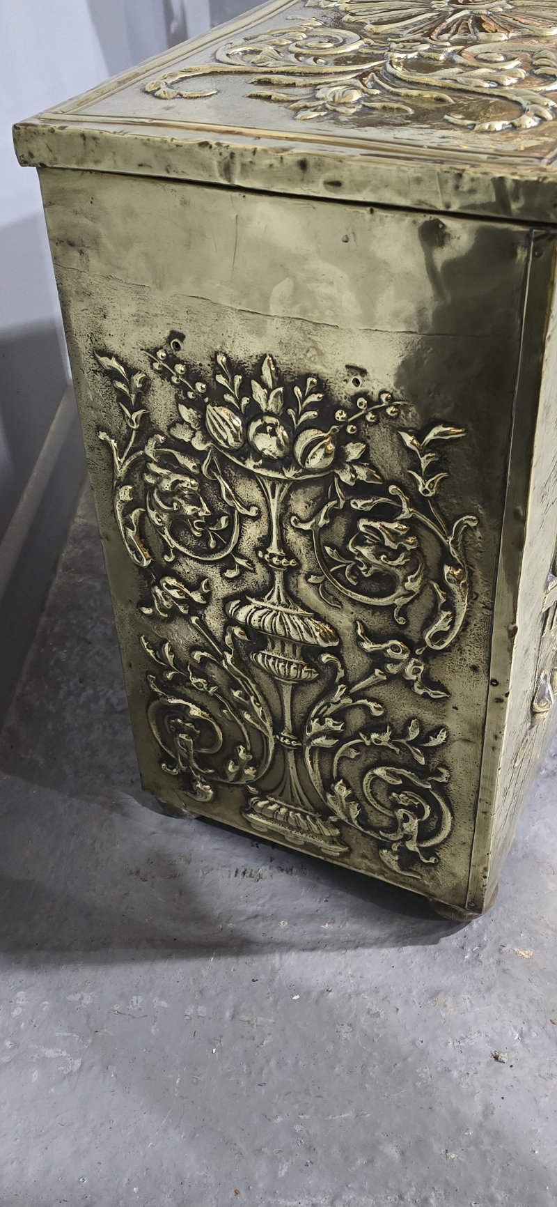 Top Quality Victorian Log Bin - Image 6