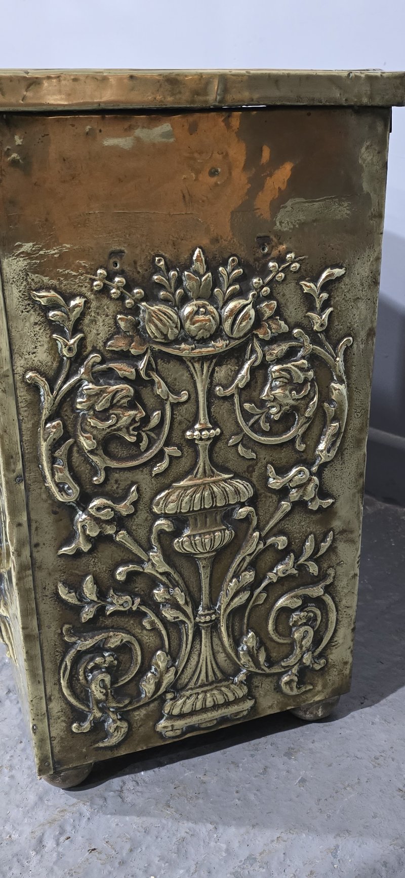 Top Quality Victorian Log Bin - Image 5