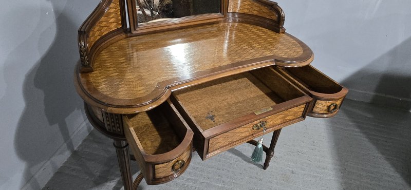 Fine French Dressing Table