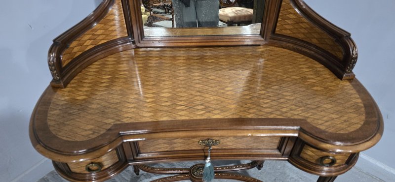 Fine French Dressing Table
