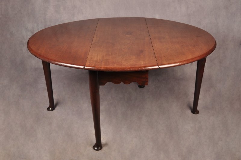 Fine 18th Century Mahogany Gateleg Table