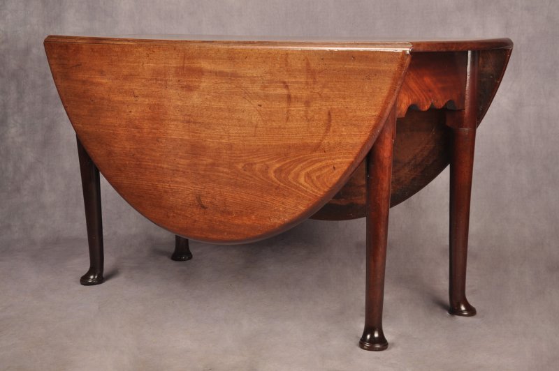 Fine 18th Century Mahogany Gateleg Table