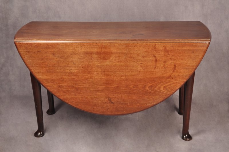 Fine 18th Century Mahogany Gateleg Table