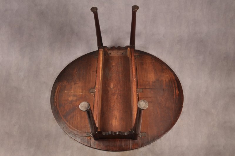 Fine 18th Century Mahogany Gateleg Table