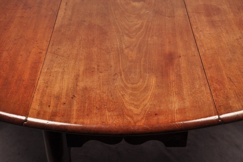 Fine 18th Century Mahogany Gateleg Table