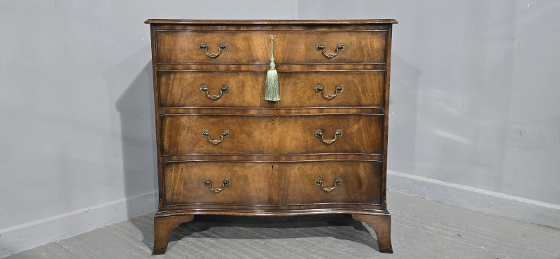 Superb Serpentine Georgian Chest of Drawers of Small Proportions - Image 12