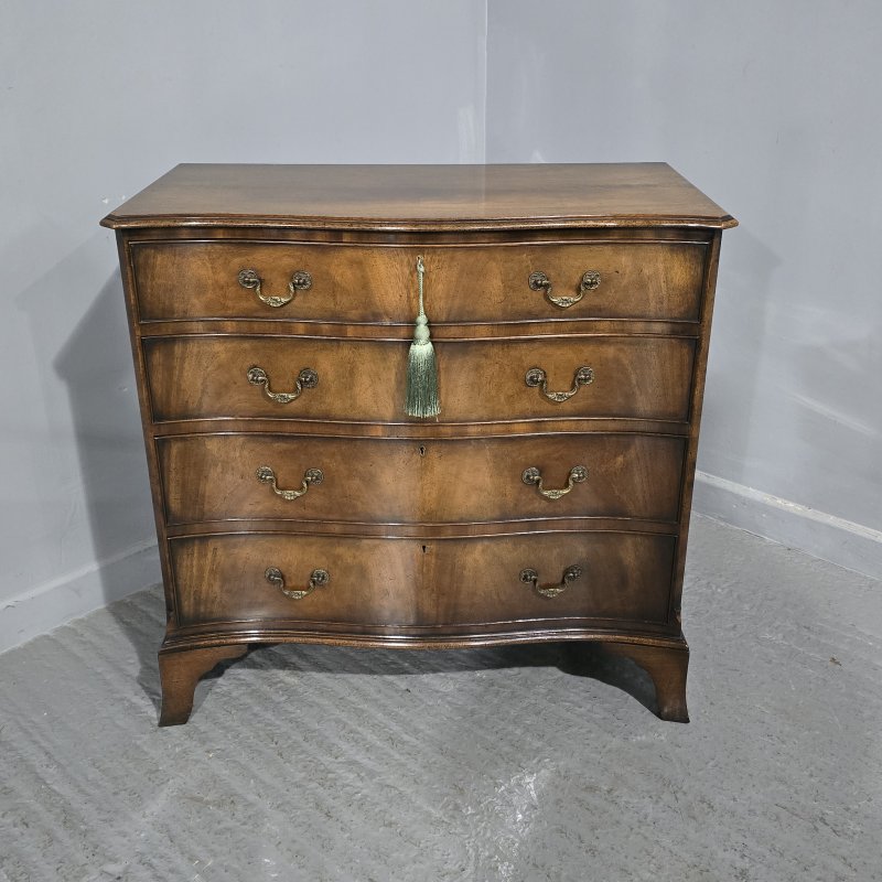 Superb Serpentine Georgian Chest of Drawers of Small Proportions - Image 7