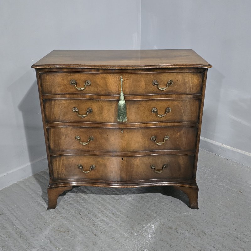 Superb Serpentine Georgian Chest of Drawers of Small Proportions - Image 16