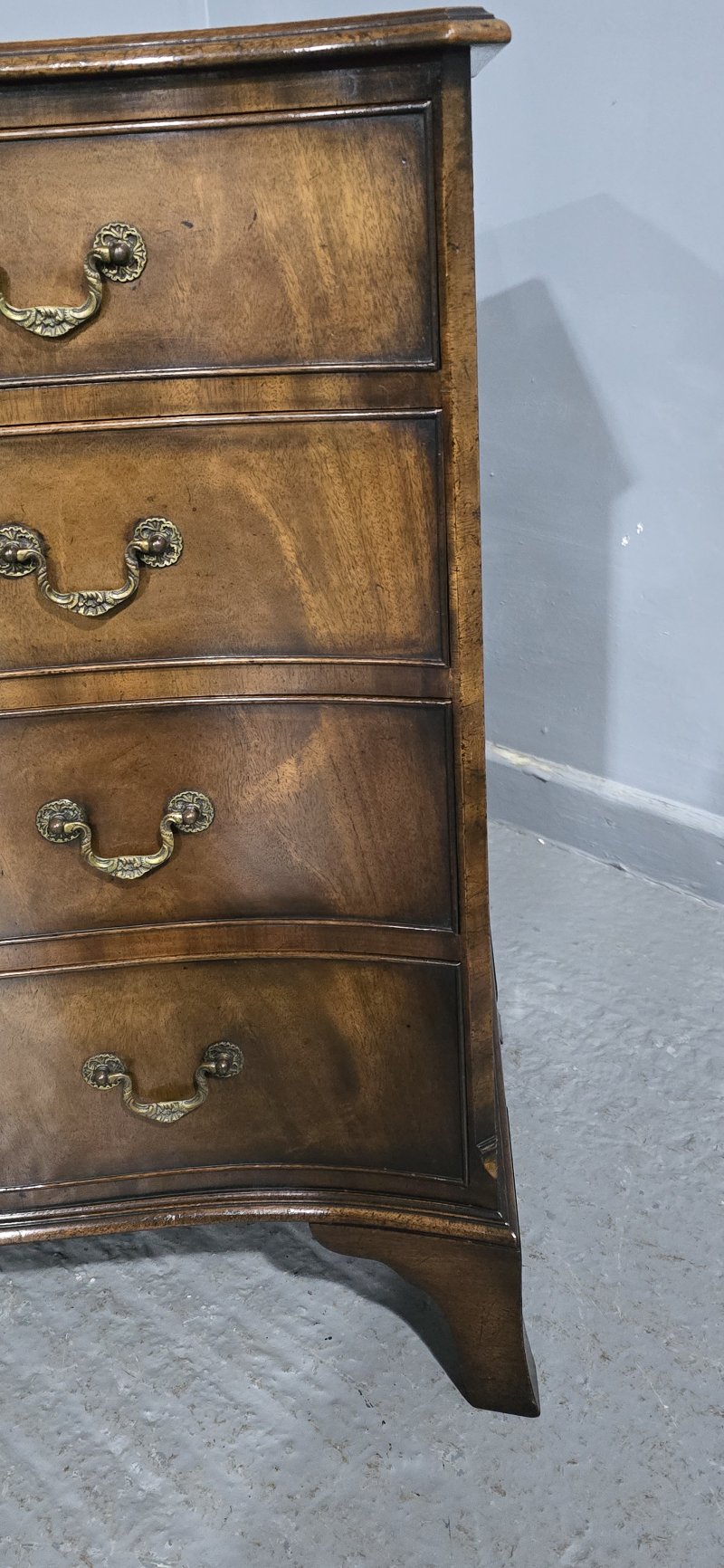 Superb Serpentine Georgian Chest of Drawers of Small Proportions - Image 14
