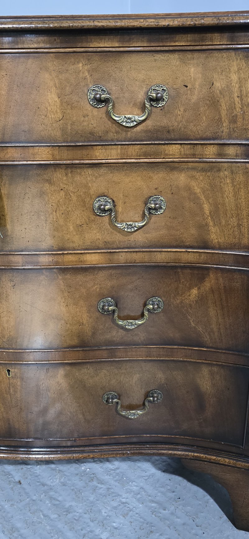 Superb Serpentine Georgian Chest of Drawers of Small Proportions - Image 15