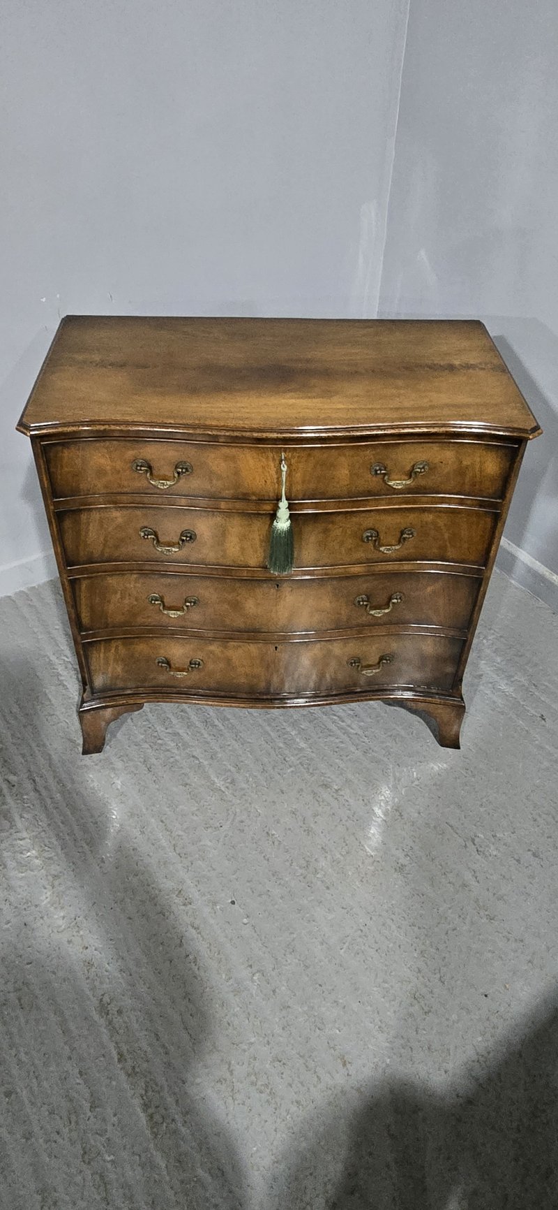 Superb Serpentine Georgian Chest of Drawers of Small Proportions - Image 9