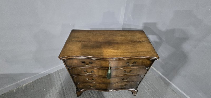 Superb Serpentine Georgian Chest of Drawers of Small Proportions - Image 19